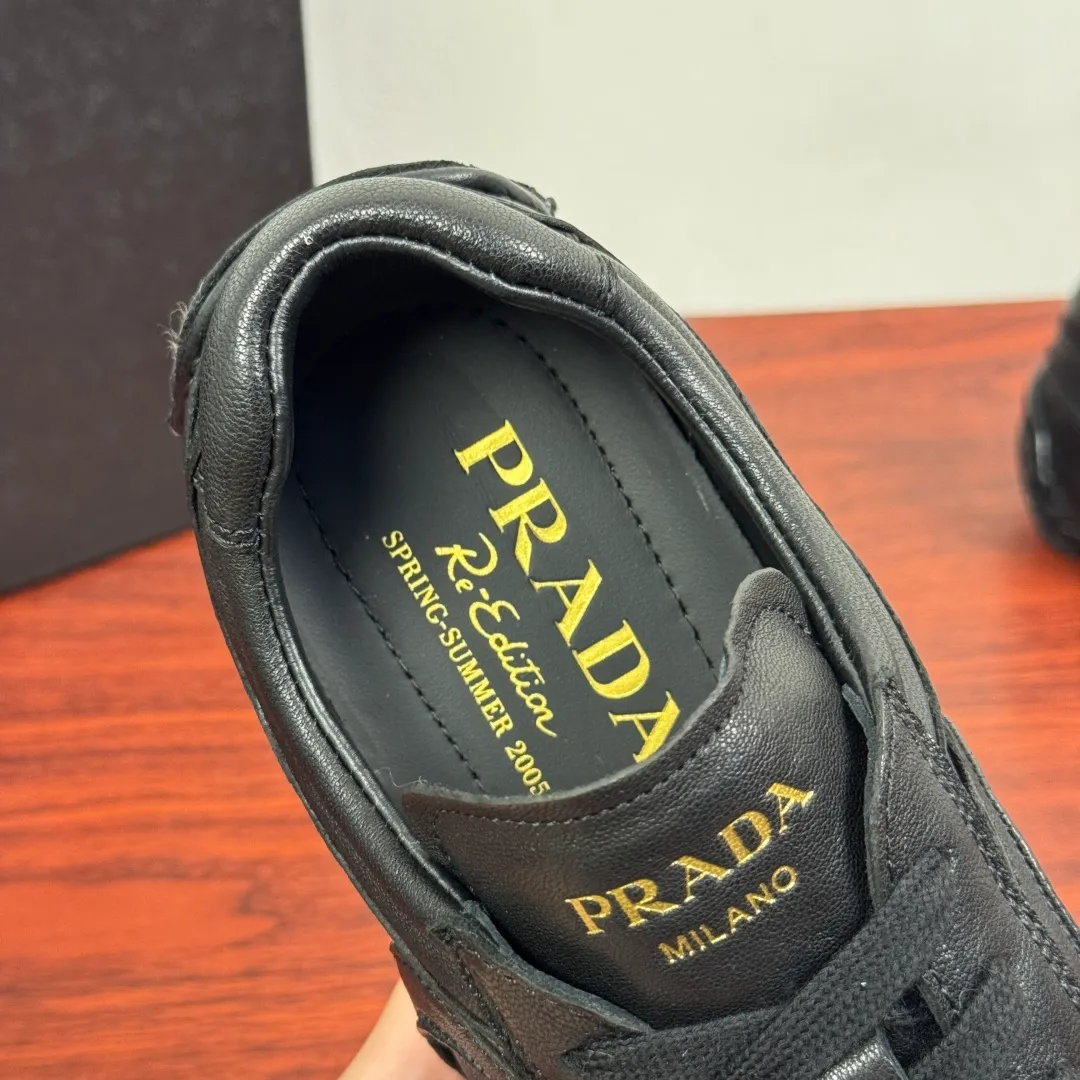 Batch 780 Prada/Prada Montecarlo Re-Edition 2005 Nappa sheepskin/nubuck leather sneakers, men's men's men's shoes for easy shipping! Featuring an antique finish, these sneakers combine style and comfort in a sophisticated and innovative design. The silhouette inspired by driving shoes is soft and flexible, and the deconstructed sole gives it a lightweight look and smooth aesthetic. Prominent top stitching enhances the sporty soul of this hybrid sneaker. It is paired with a lightweight and flexible rubber sole, a visible convex sole pattern embellishment, and a wrapped insole. The whole package! Size: 39-40-41-42-43-44 Leather shoe size Item number: 4E1165 Sheepskin black